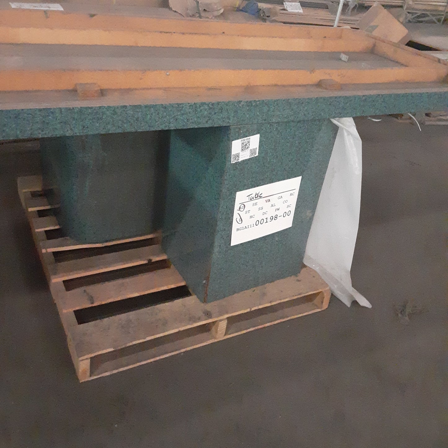 F00184 -Table with Missing top