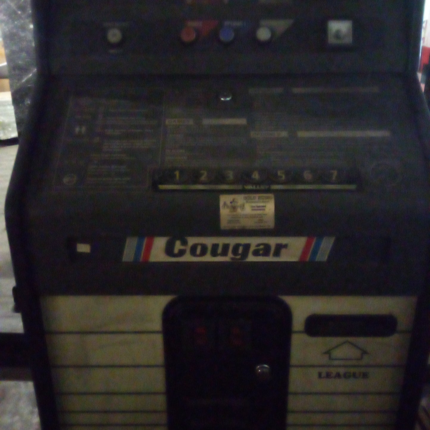 E00165 - Cougar Darts Arcade Game