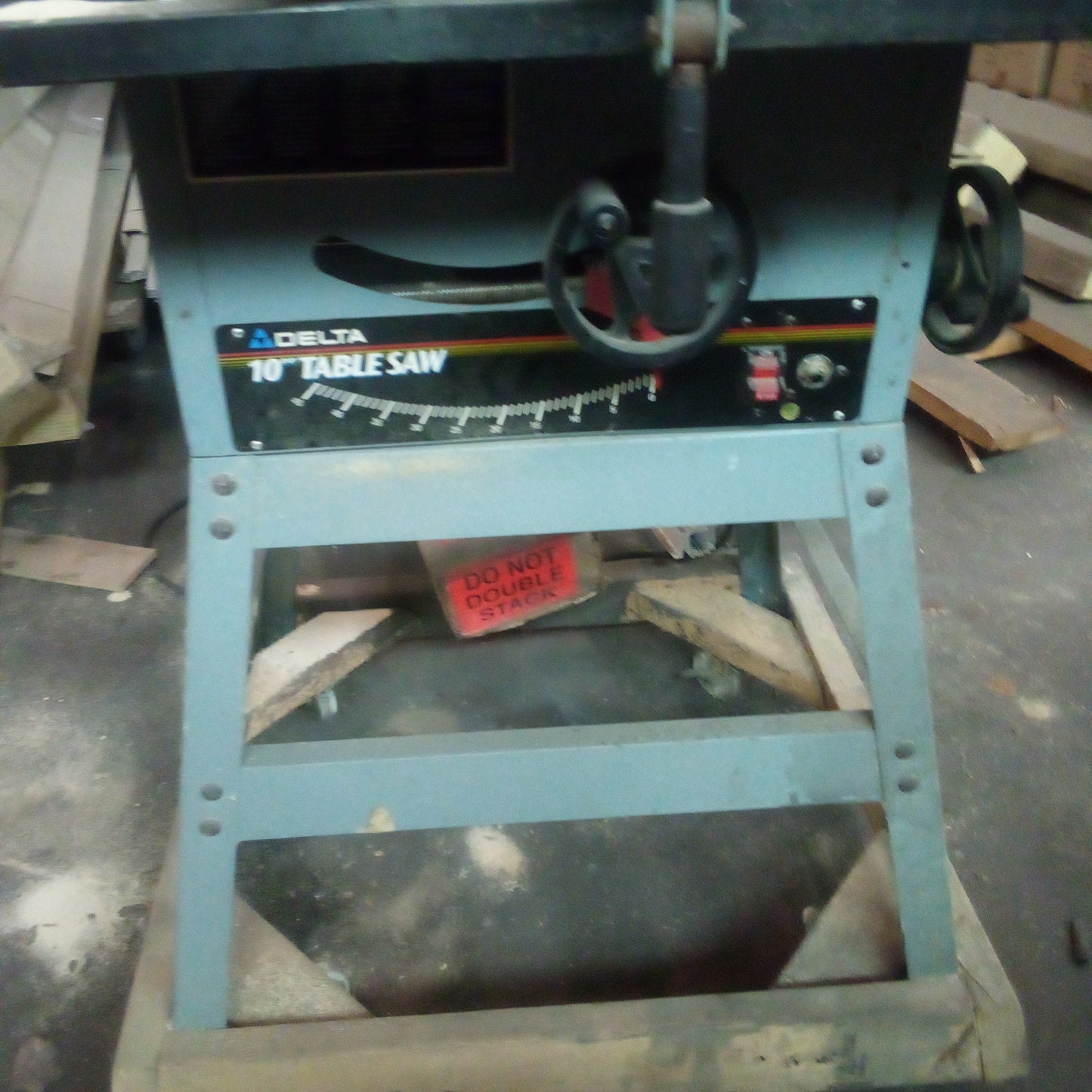 T00082 - Delta 10 inch table saw