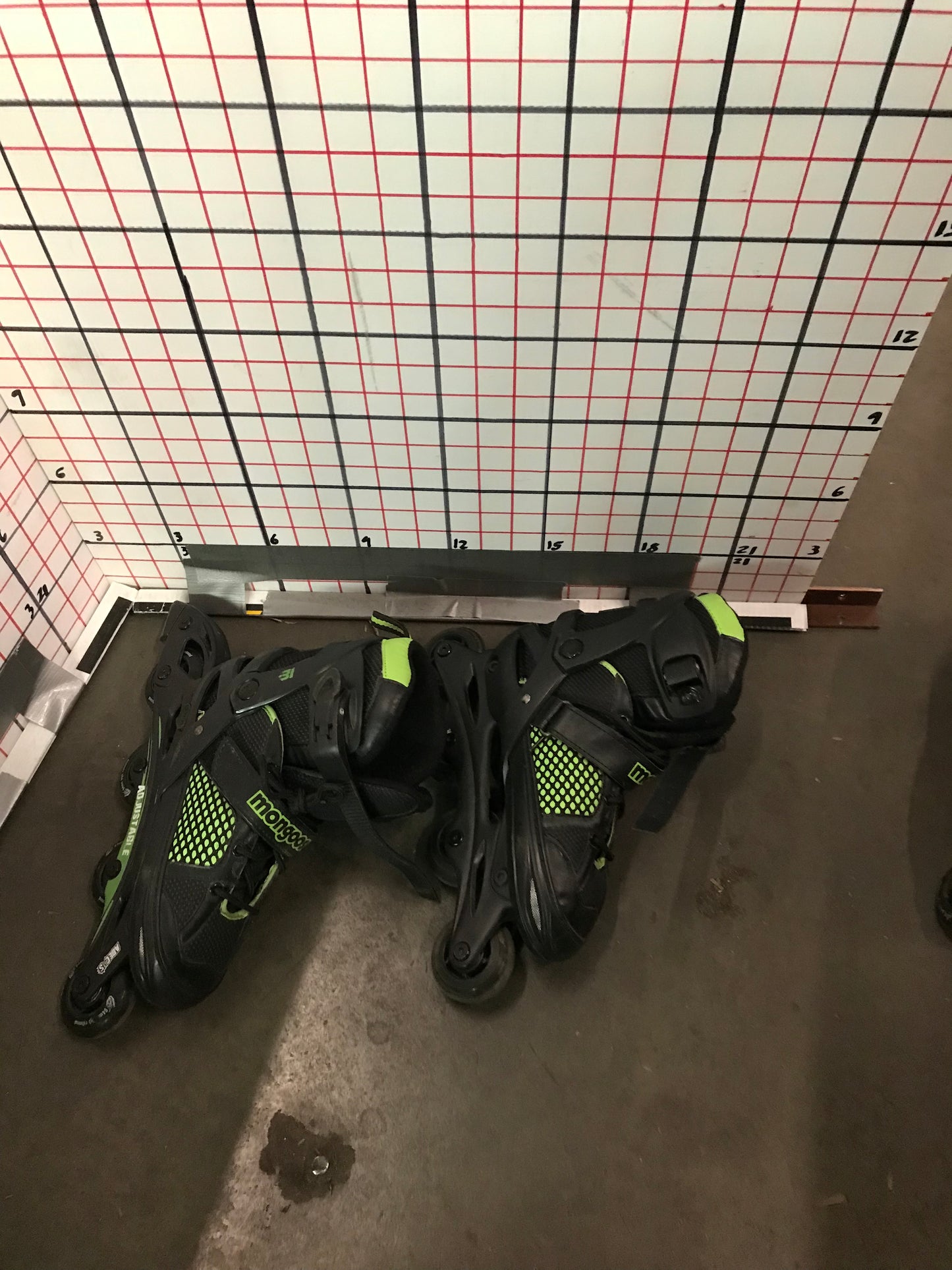P00133 - Black skate, roller blade, roller, skate