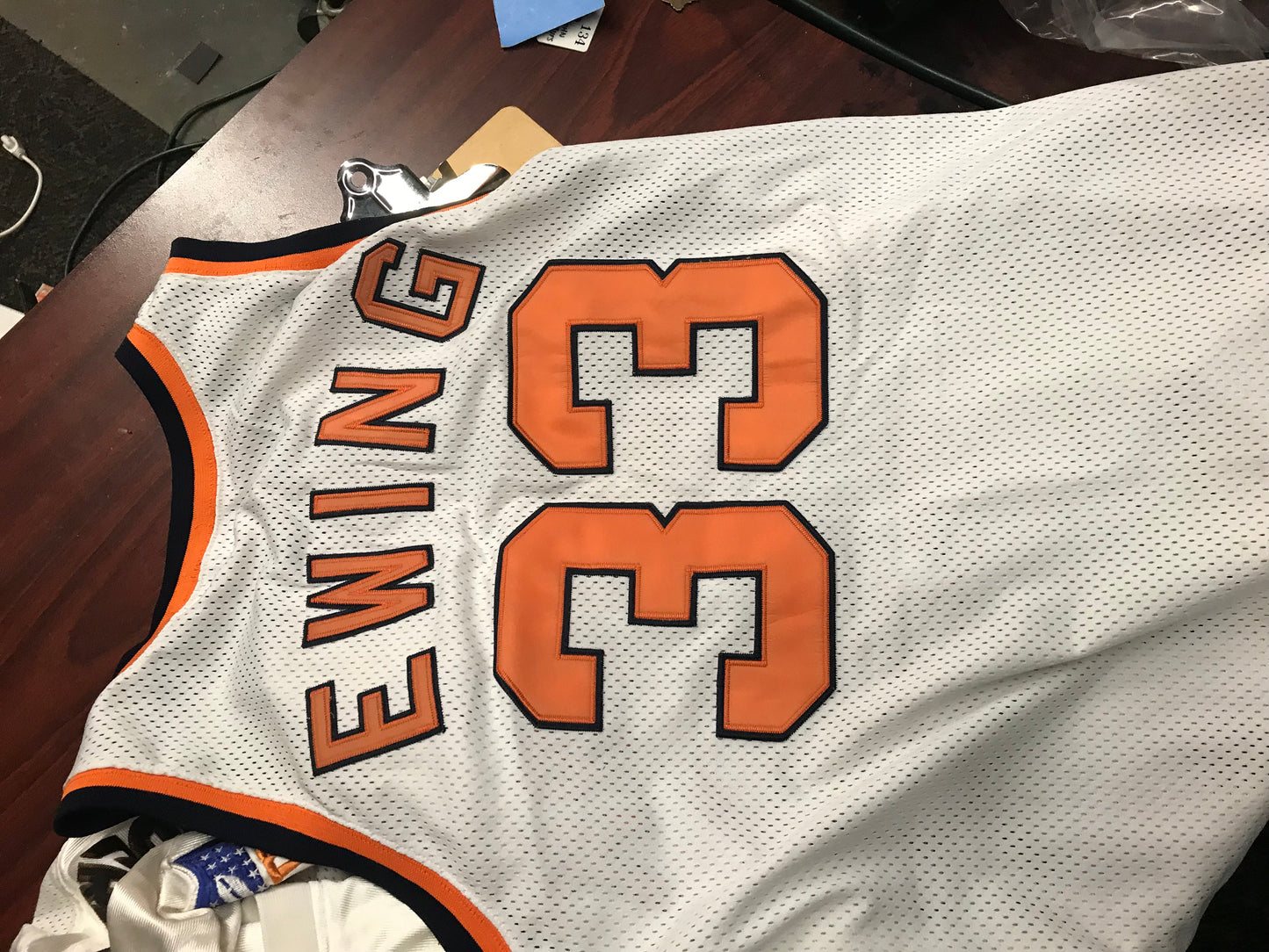 P00110 - New York Knicks Patrick Ewing #33 Jersey Hardwood Classic 1985-86 Sz. 56 M&N.