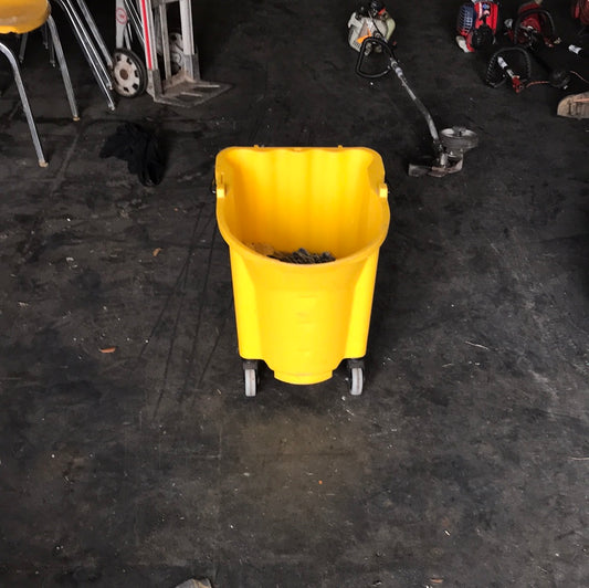 T00085 - mop bucket