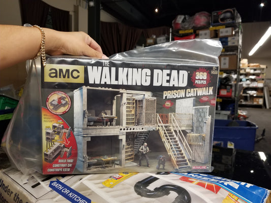 M00133 - McFarlane Toys The Walking Dead Prison Catwalk 368 piece Building Set