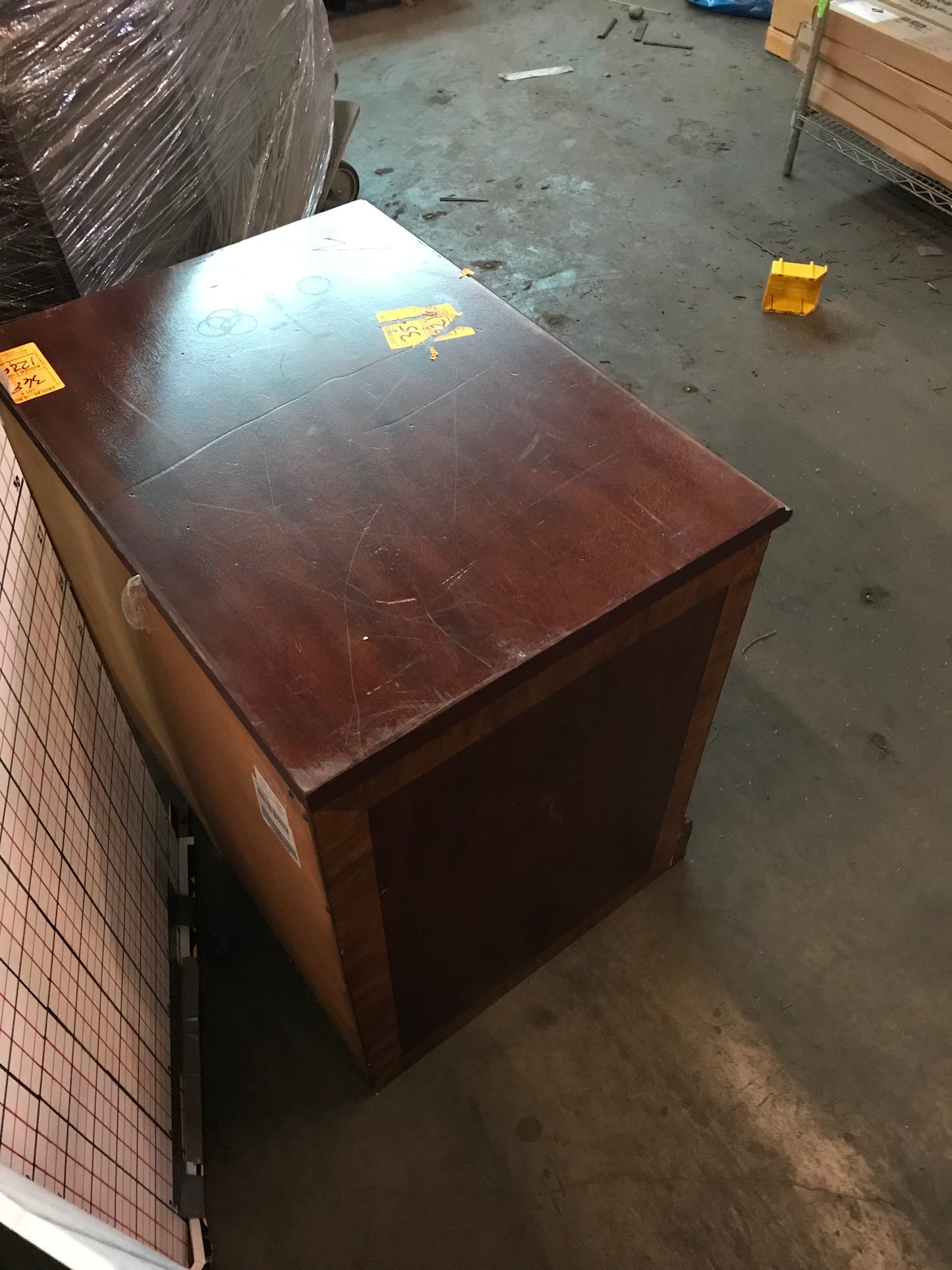 F00015 - Bedroom end table