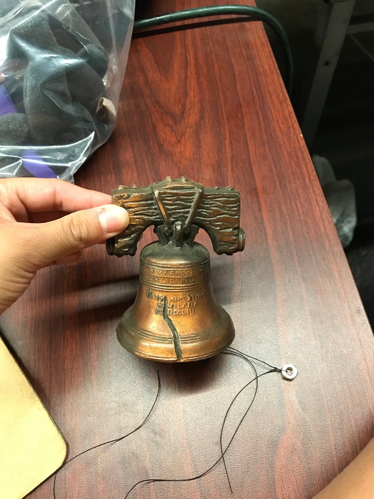 D00036 - Vintage Liberty Bell bicentennial Metal Souvenir