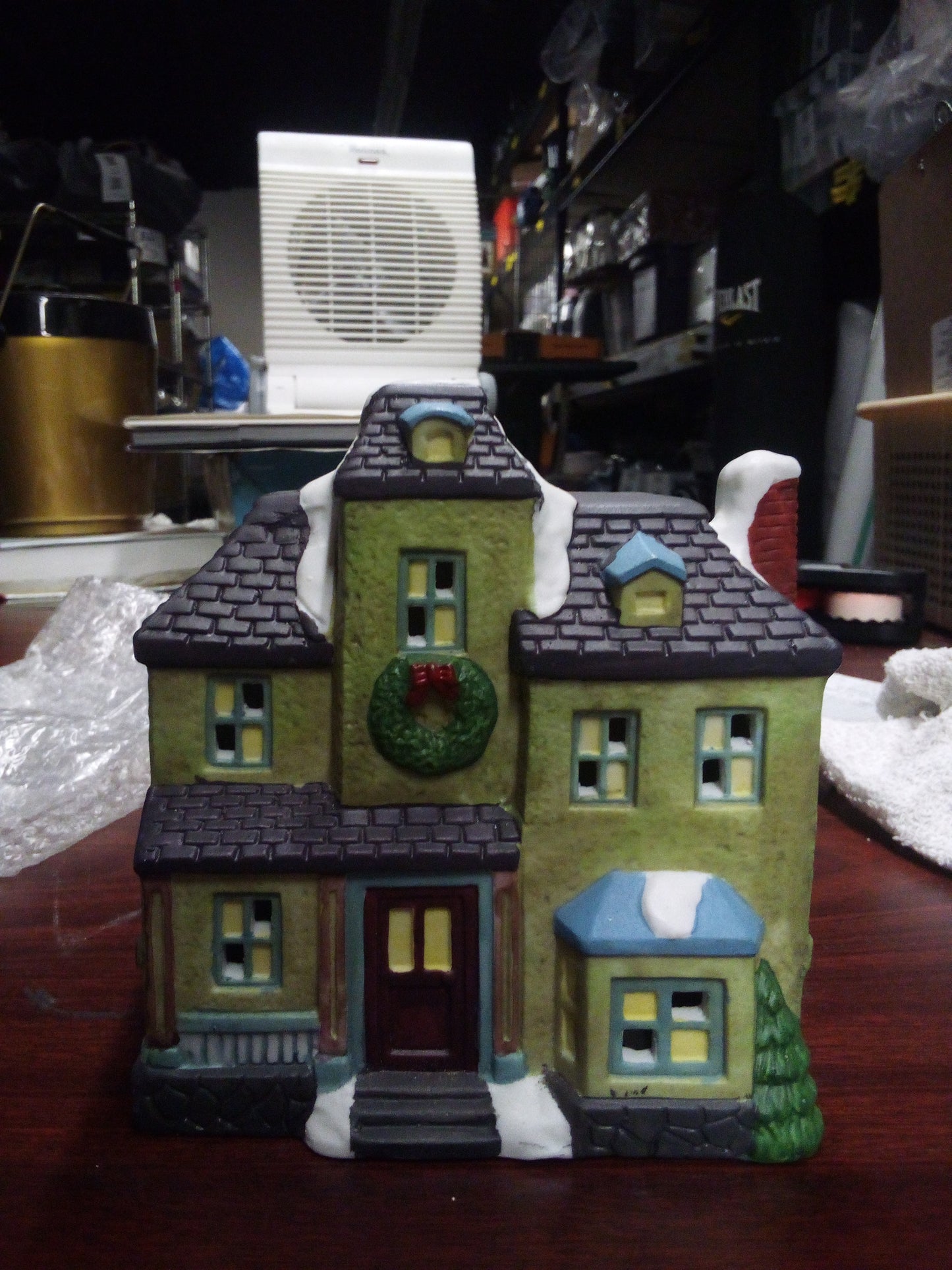 D00047 - Yi Cheing 1994 Christmas Village Green House Porcelain House